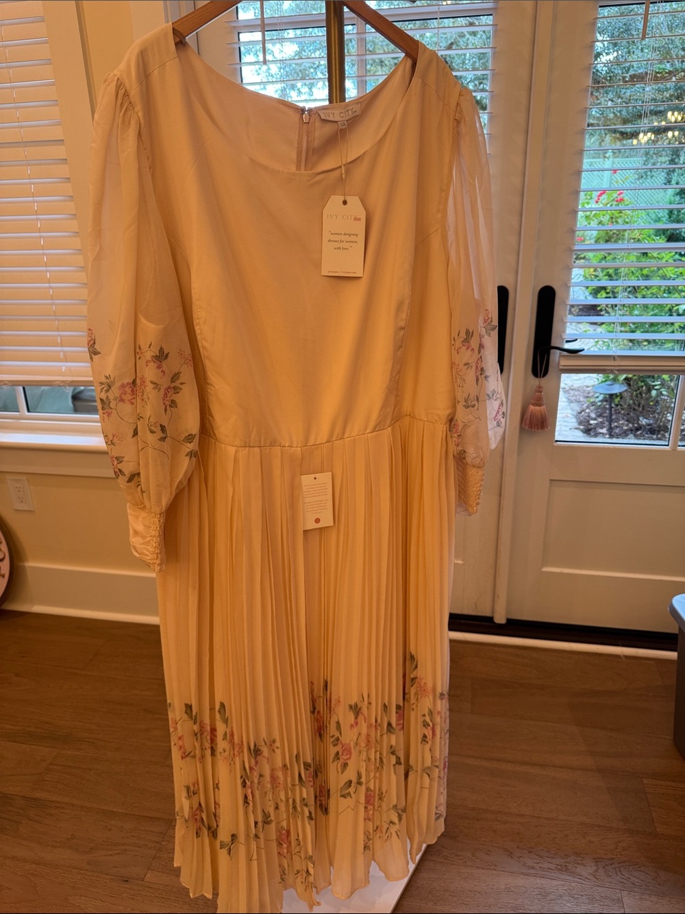 Ivy City Co Cream Floral Midi Dress